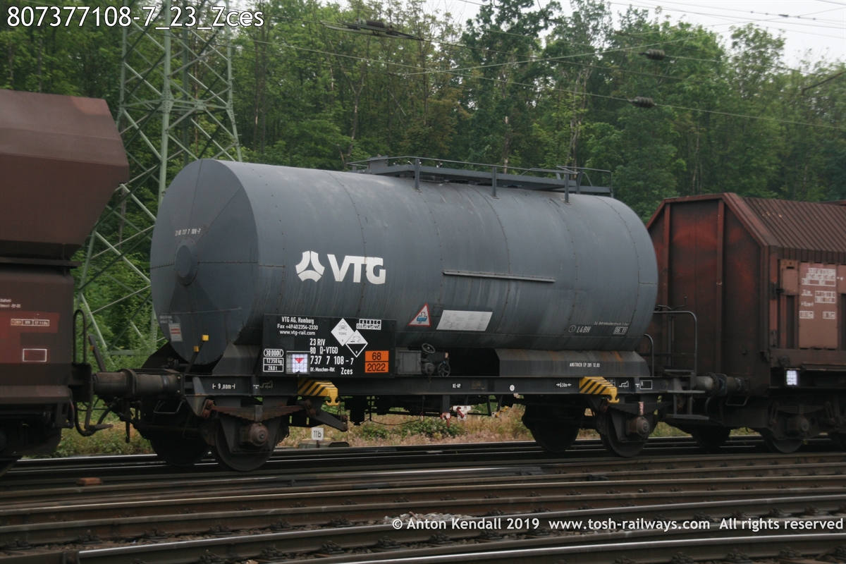 807377108-7_23_Zces.jpg